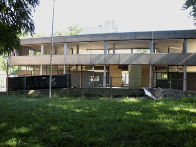 905411 Gezicht op het gebouw van Het Utrechts Archief (Alexander Numankade 199) te Utrecht, dat gestript wordt voor een ...